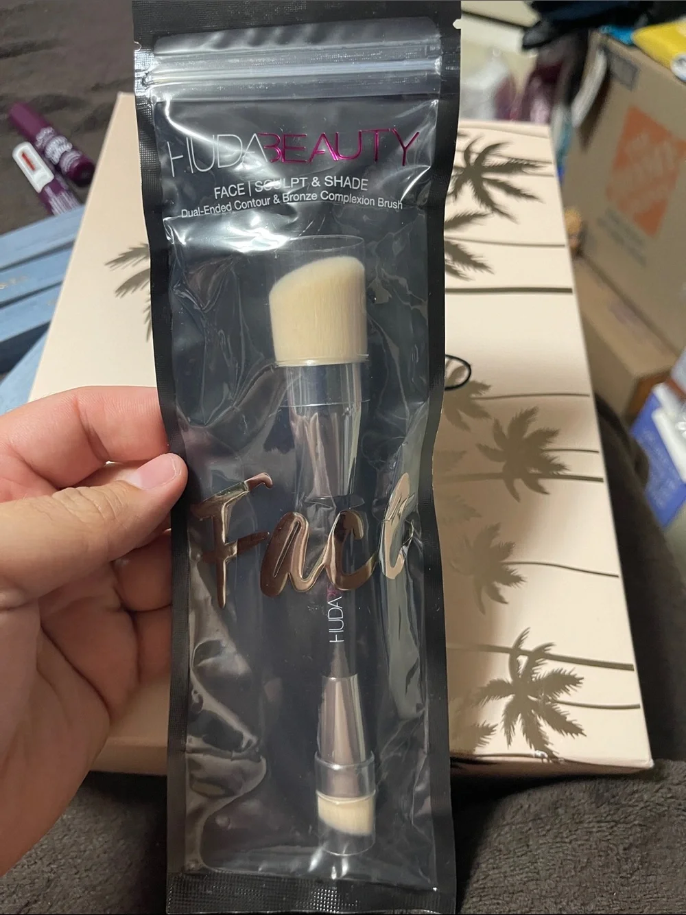 HUDA BEAUTY Dual-Ended Face Sculpt & Shade Brush in Black and Cream
